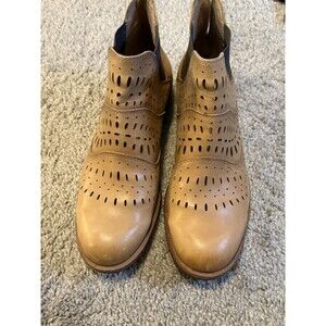 Söfft Ankle Boots 11M Tan  Cutout Booties Zip Back